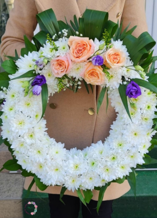 Omagii - Coroană funerară cu trandafiri piersică și crizanteme albe
