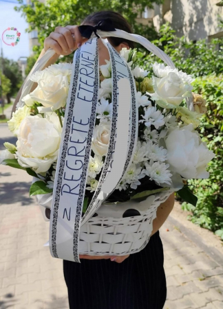 Coș funerar alb cu trandafiri și crizanteme [1]