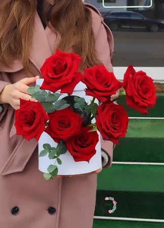 Aranjamente - Aranjament Floral cu Trandafiri Roșii în Cutie