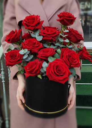 Aranjamente - Aranjament Floral cu Trandafiri Roșii în Cutie Neagră