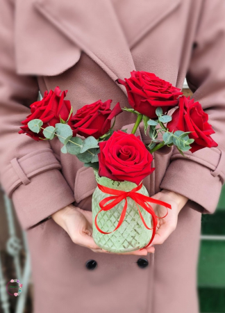 Flori Naturale - Aranjament Floral cu Trandafiri Roșii și Eucalipt