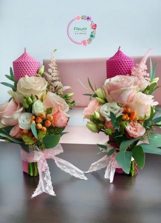 Flori Naturale - Lumânare Botez Roz Cu Trandafiri și Aranjament Floral