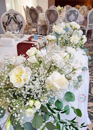 Aranjament Floral cu Bujori și Trandafiri Albi pentru Masa de Prezidiu [1]