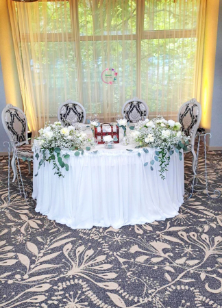 Decor Sală - Aranjament Floral cu Bujori și Trandafiri Albi pentru Masa de Prezidiu