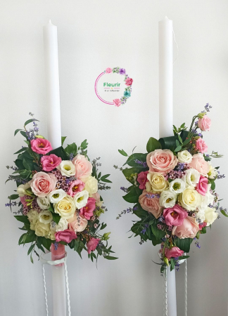 Flori Naturale - Lumânări de Cununie cu Aranjamente Florale Lungi și Verdeață Luxuriantă