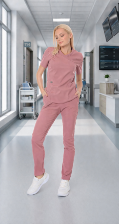 Costume medicale - Costum medical Isoft slim fit dama IBA – bluză cambrată guler Top Drop, lycra moale elastică 155g/m², 3+3 buzunare, croială feminină modernă pentru asistente medici. FLEXIO.RO