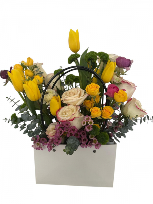 Aranjament din lalale galbene trandafiri albi ruscus, santini, mini rose galbene si eucalipt [2]