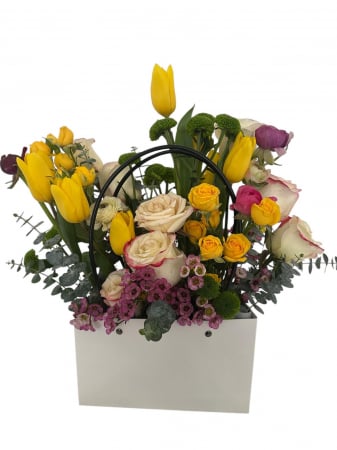 Aranjamente florale - Aranjament din lalale galbene trandafiri albi ruscus, santini, mini rose galbene si eucalipt