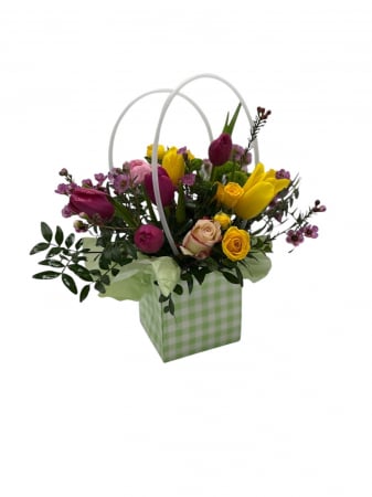 Aranjamente florale - Aranjament din lalele galbene si mov trandafiri albi, wax si mini rose galbene