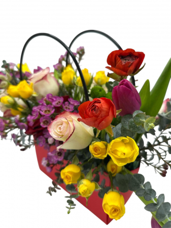 Aranjament din lalele galbene si mov, wax, trandafiri albi si mini rose galbene si eucalipt [1]