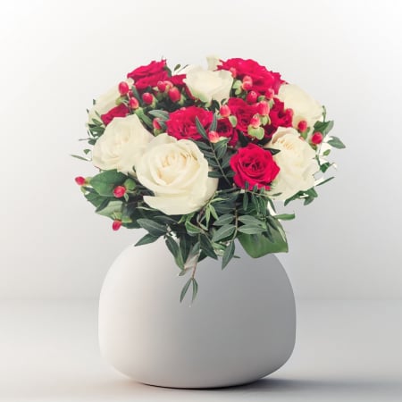 Buchete de trandafiri - Buchet trandafiri albi, hypericum, minirosa rosie