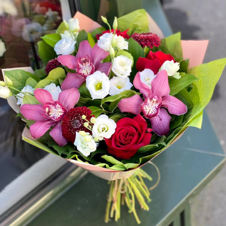 BUCHETE DE FLORI - BUCHET TRANDAFIRI ROSII SI CYMBIDIUM