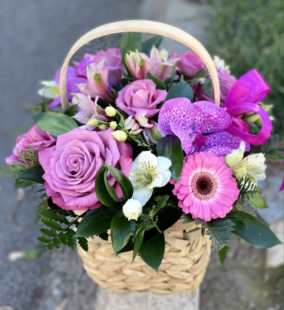 Produse - Cos cu trandafiri mov si lisianthus