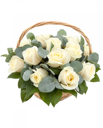 Aranjamente Florale - Coș cu trandafiri albi și eucalipt