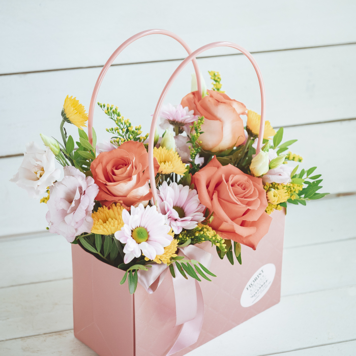Poșetă colorată cu trandafiri și lisianthus [1]
