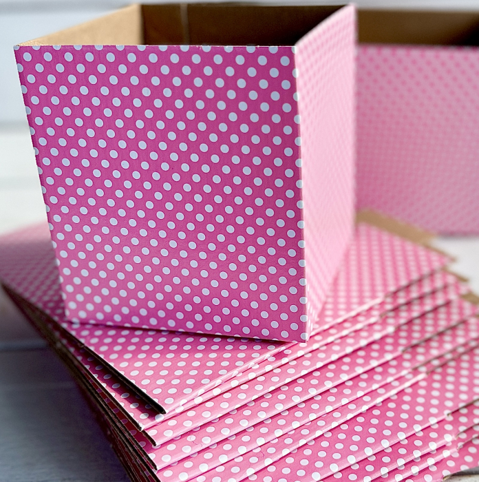 Set de 25 bucati. Cutie ROZ cu Buline albe  10/10 cm. 3.98 lei bucata [2]