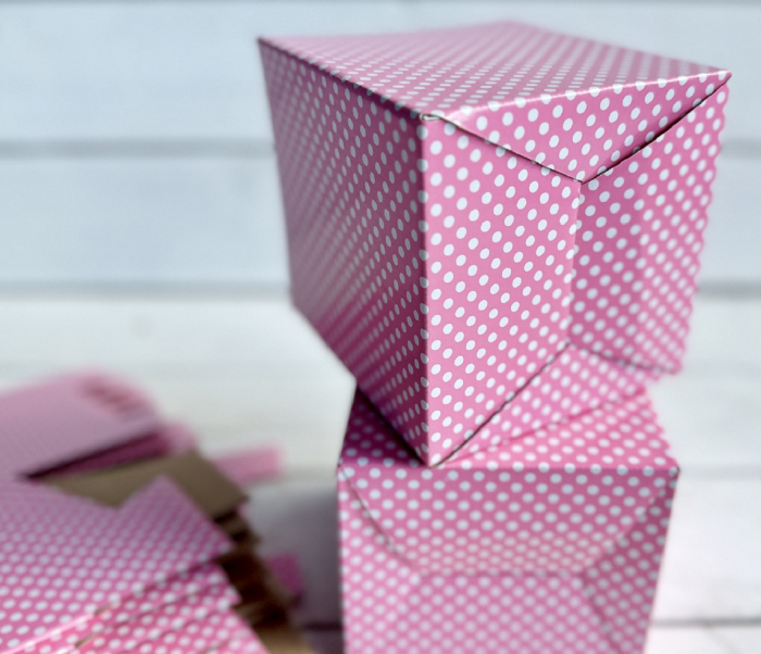 Set de 25 bucati. Cutie ROZ cu Buline albe  10/10 cm. 3.98 lei bucata [3]