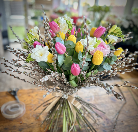 Buchet mix colorat cu lalele, frezii, salix 33 flori. XXL [0]