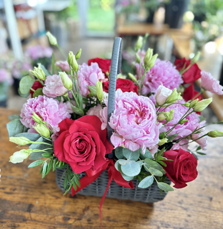 BUCHET FLORI MIXTE - Coș cu bujori, trandafiri și lisiantus (Mare)