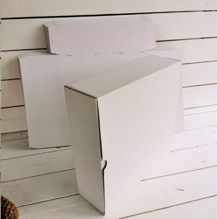 MATERIALE PENTRU FLORARII - Cutie carton 32/32/10 cm ALB. 4.5 LEI. Set 25 bucati
