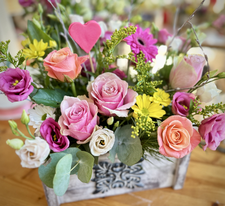 BUCHETE FLORI - Lădiță de lemn cu mix flori colorate