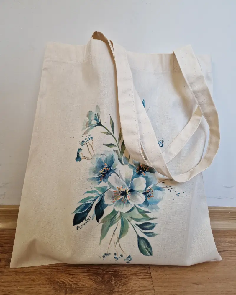 Sacoșă pictată manual cu flori albastre – artă de purtat Flow Art [1]