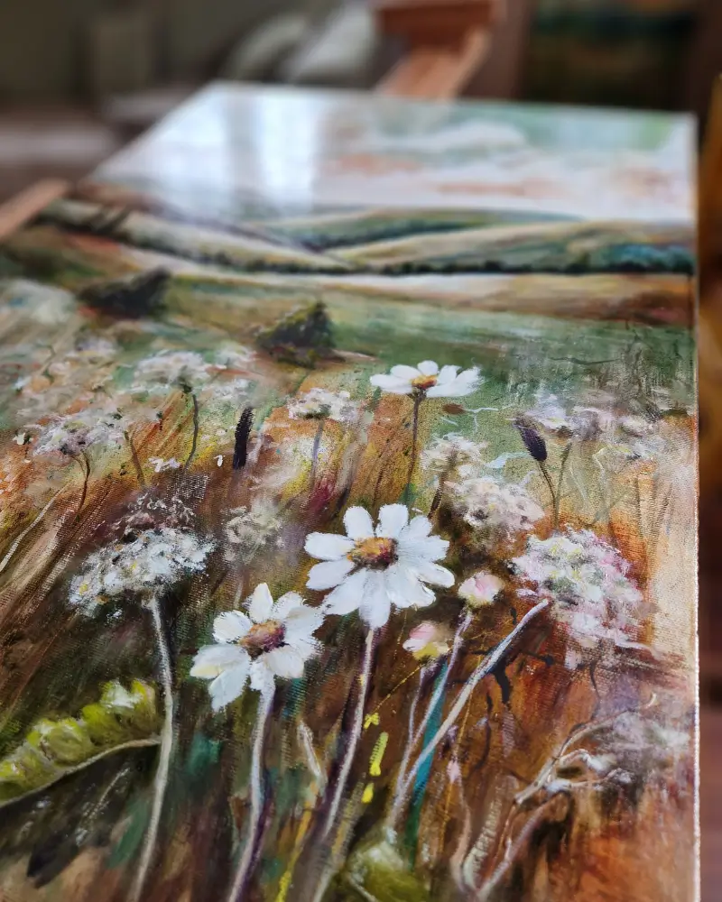 Tablou pictat manual – Grădina sălbatică – flori sălbatice pe fundal de peisaj [2]