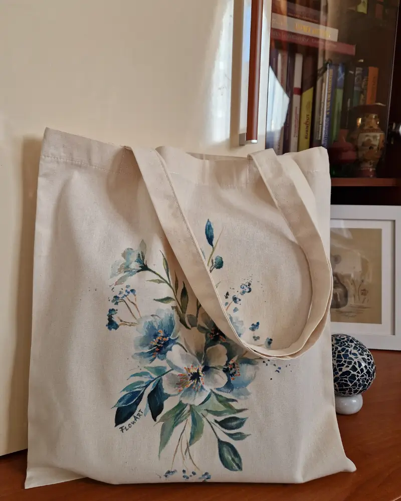 Sacoșă pictată manual cu flori albastre – artă de purtat Flow Art [3]