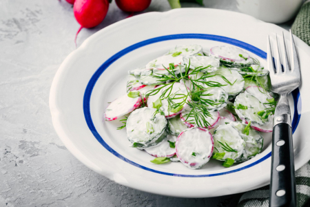 REȚETE - salată de ridichi și ceapă verde cu brânză de vaci