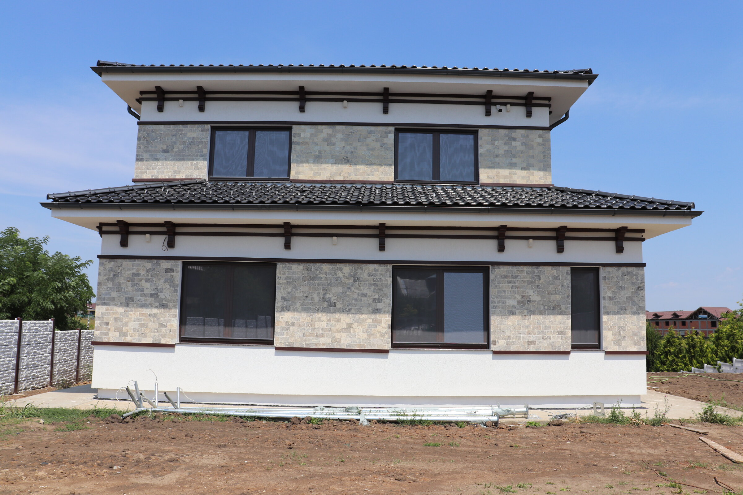 Fațadă rezidențială Corbeanca cu profile decorative Freshouse