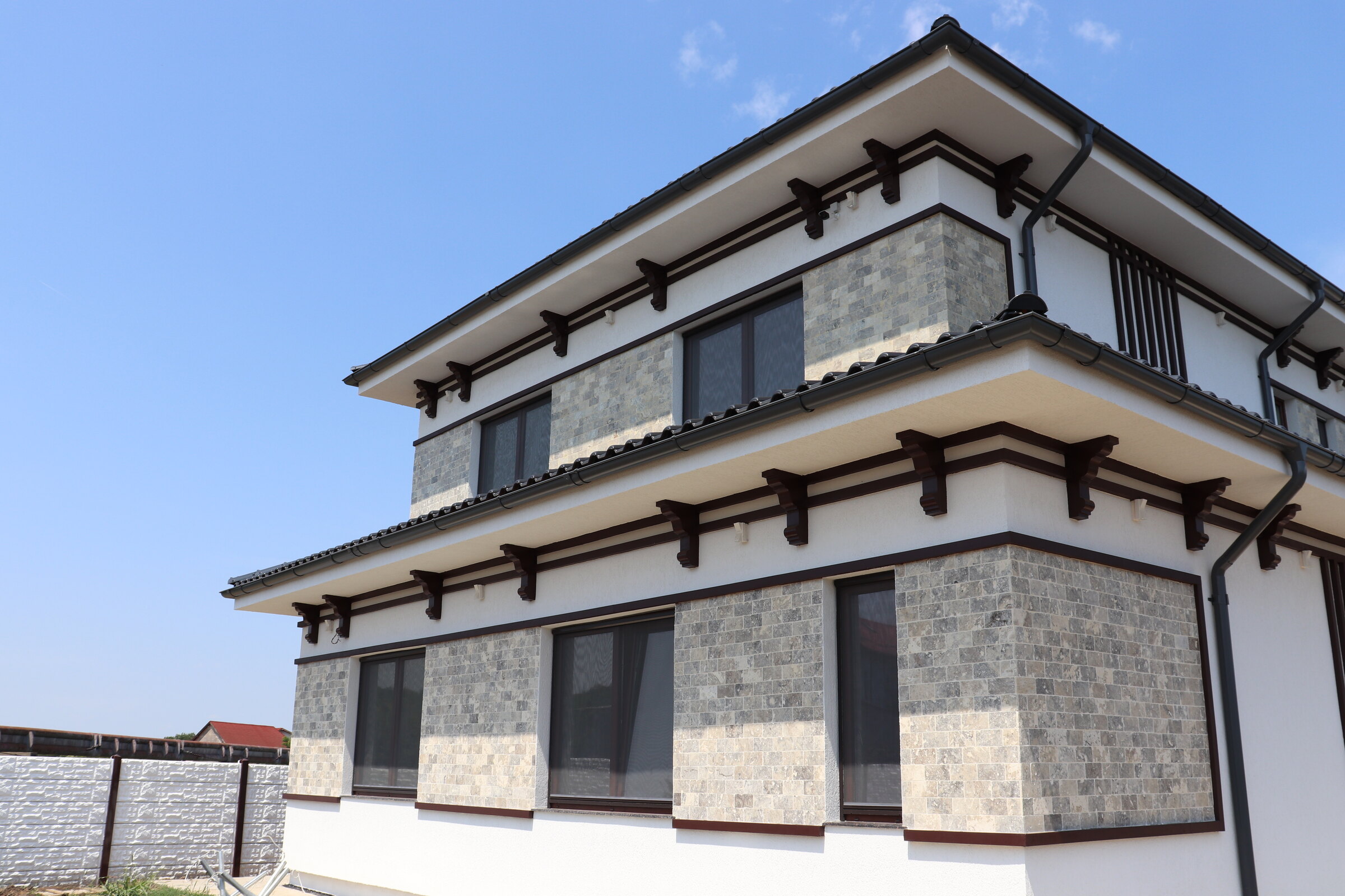 Cornișă și console decorative pe fațada unei case din Corbeanca