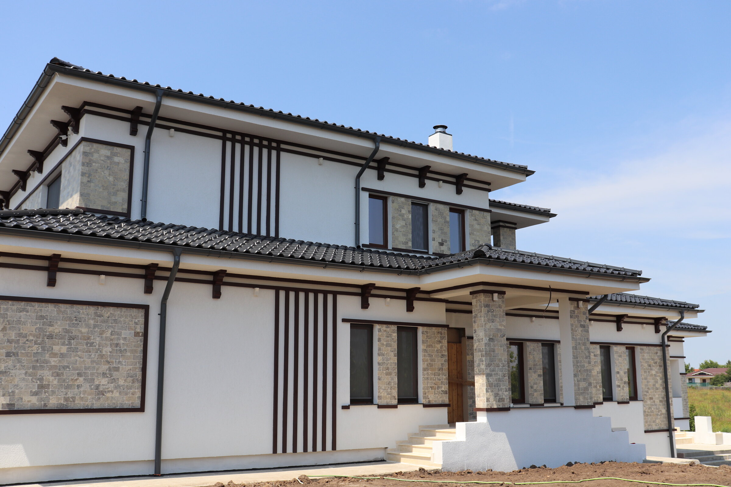 Proiect rezidențial Corbeanca – cornișe, brâuri decorative și console pentru fațadă
