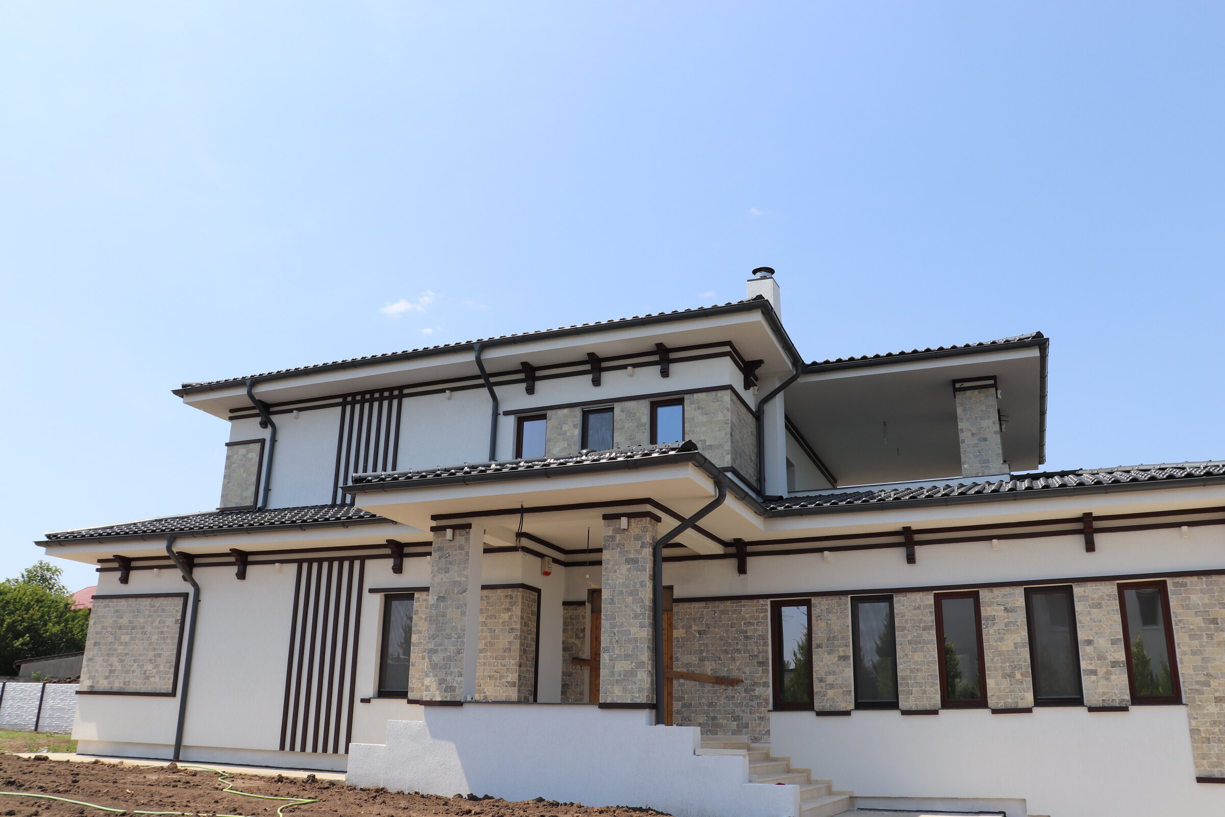 Fațadă casă din Corbeanca decorată cu profile decorative de exterior Freshouse