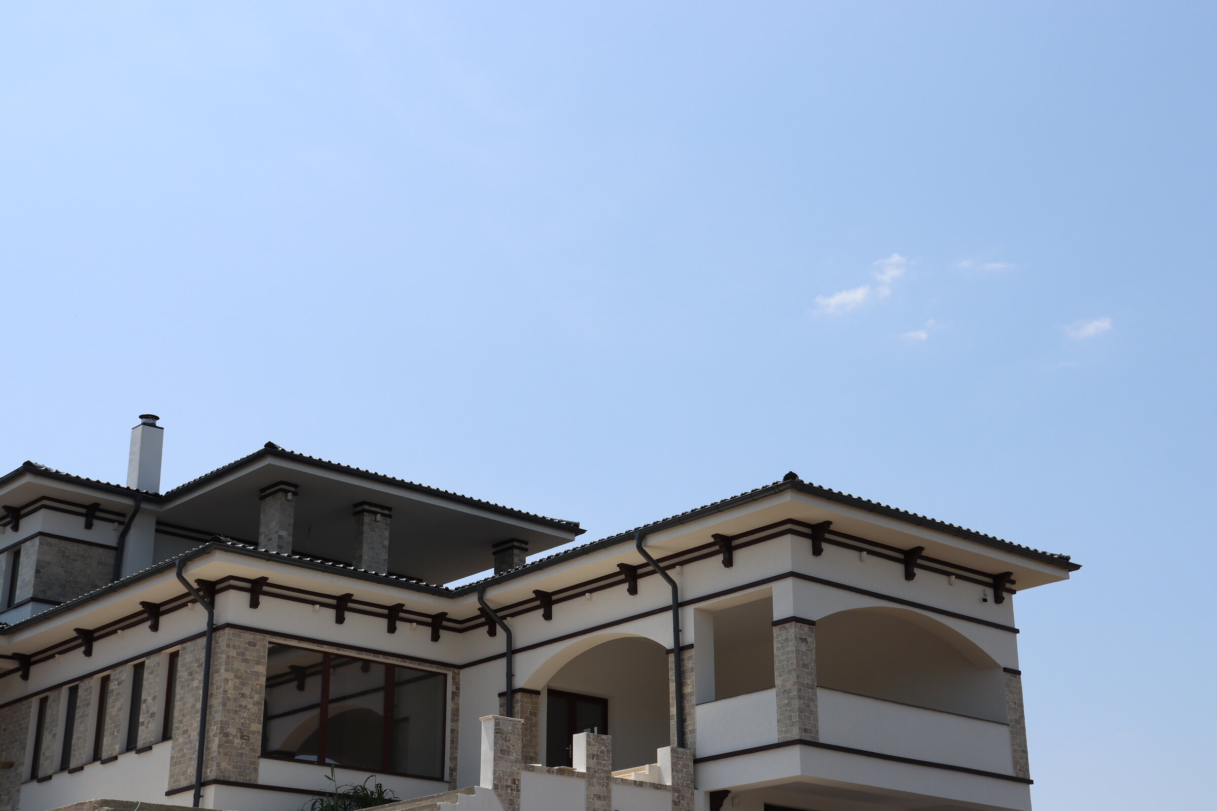 Cornișă și profile decorative pe zona terasei casei din Corbeanca