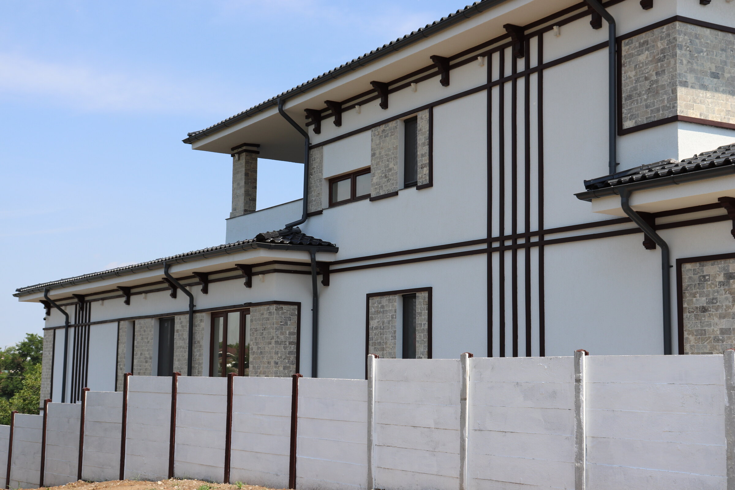 Brâuri decorative dreptunghiulare pe fațada proiectului din Corbeanca