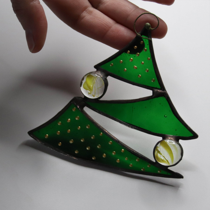 Bradut verde din vitraliu [3]