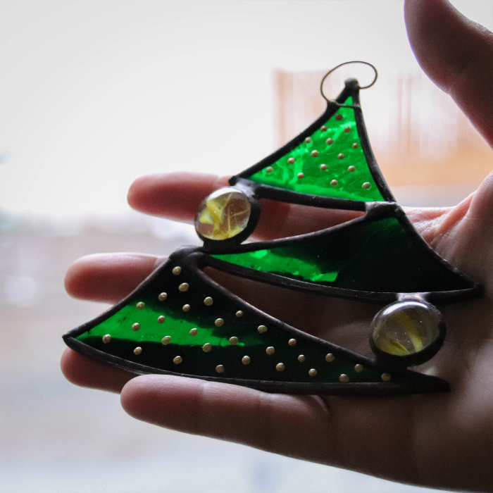 Bradut verde din vitraliu [2]