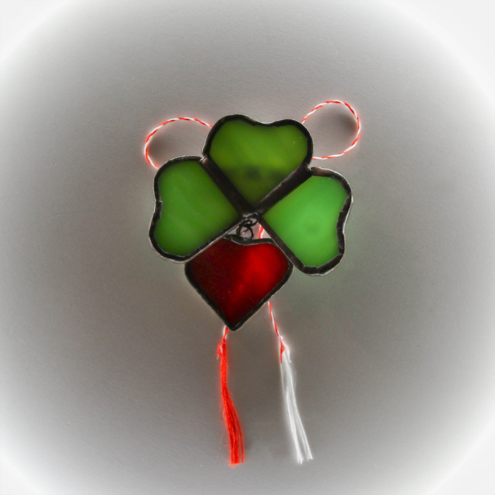 Brosa Trifoi cu Inima Rosie – Martisor Handmade din Vitraliu [2]