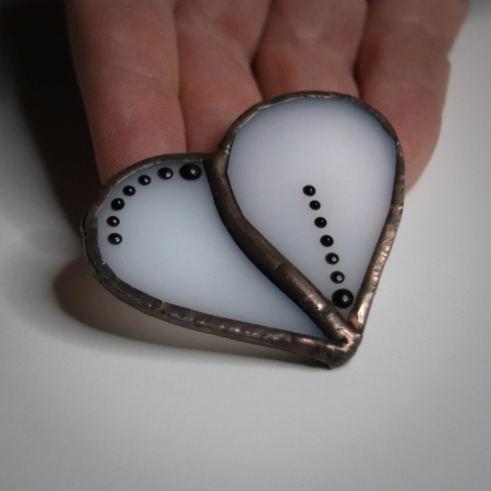 Bijuterii - Brosa Inima Alba Pictata