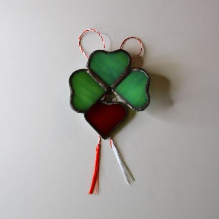 Shop - Brosa Trifoi cu Inima Rosie – Martisor Handmade din Vitraliu