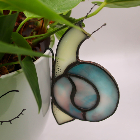 Decoratiuni - Melc Decorativ Bleu pentru Ghiveci – vitraliu handmade cu accente roz