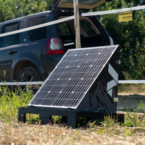 Gard electric portabil NEXON PYRAMID 10J cu GPS încorporat, panou solar și baterie [3]