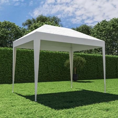 Pavilioane - Pavilion de gradina alb intr-o gradina cu iarba
