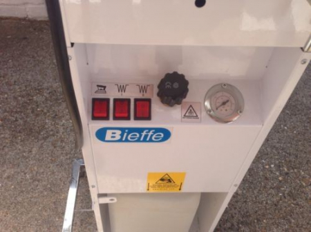 Masa de calcat profesionala Bieffe cu incalzire si aspiratie 700W + statie de calcat 2.8 l + rezervor 10 l [2]