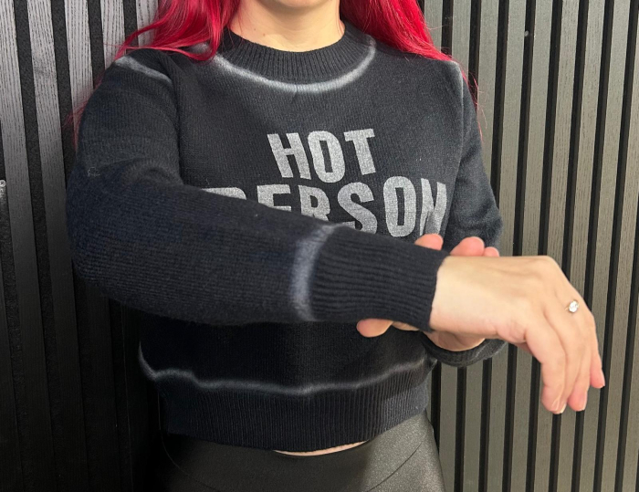 Pulover negru cu personaj sexy [2]