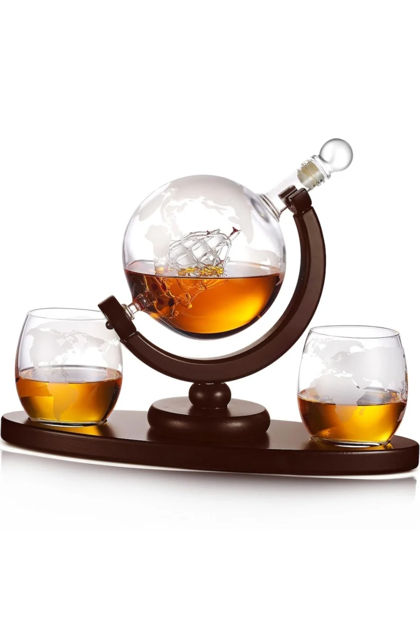 Idei cadouri - Set decantor pentru whisky în formă de glob pământesc si suport din lemn maro