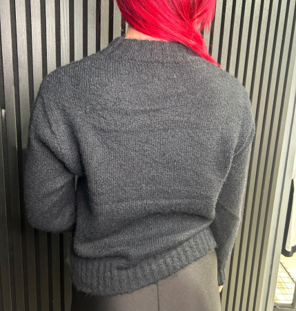 Pulover negru cu personaj sexy [2]