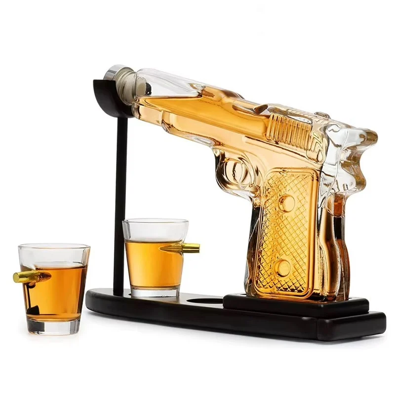 Idei cadouri - Set decantor pentru whisky în formă de pistol