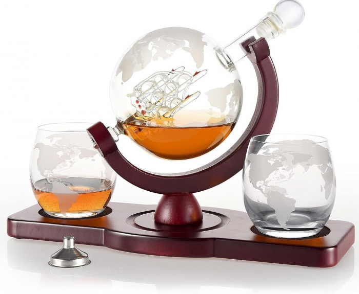 Set Whisky Globe Giftry® – Decantor Elegant 850 ml Transparent cu Dop Etans, 2 Pahare Gravate pentru Scotch, Bourbon sau Vodka, Stativ Lemn – Cadou Premium pentru Barbati [10]