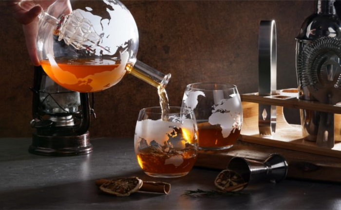 Set Whisky Globe Giftry® – Decantor Elegant 850 ml Transparent cu Dop Etans, 2 Pahare Gravate pentru Scotch, Bourbon sau Vodka, Stativ Lemn – Cadou Premium pentru Barbati [6]